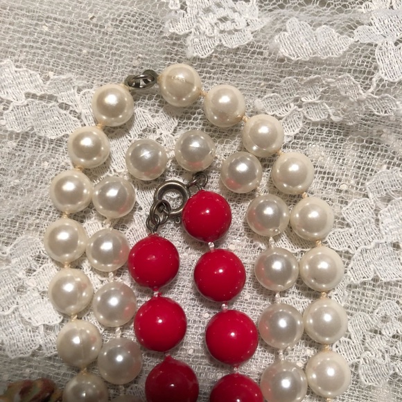 Set of 3 vintage faux pearl necklaces red white - Picture 5 of 8